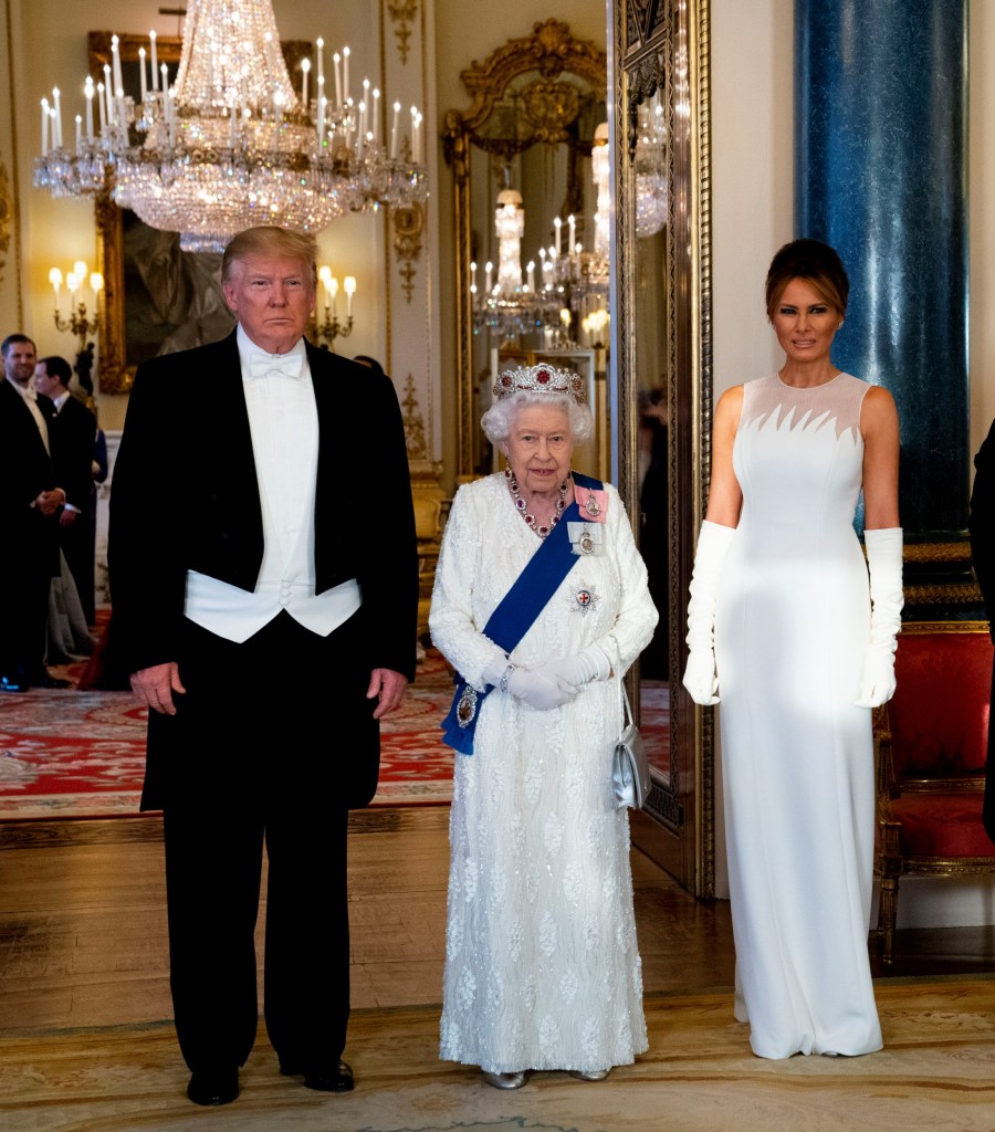 Le président américain Donald Trump pose pour une photo avec la reine Elizabeth II et la première dame Melania Trump au palais de Buckingham