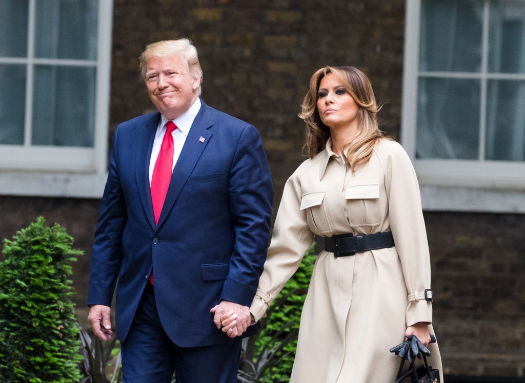 Le président américain Donald Trump et la première dame américaine Melania Trump en route pour rencontrer le Premier ministre Theresa May et son mari Philip May au 10 Downing Street. Melania portait un trench Celine