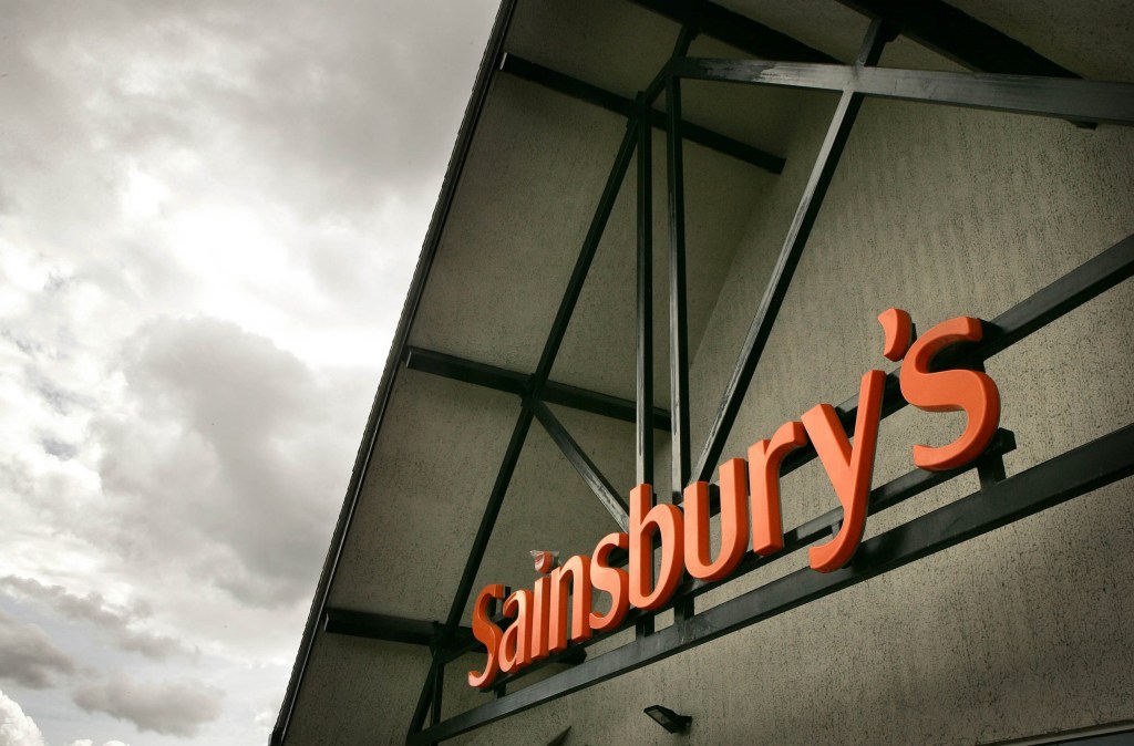 le logo orange sur la devanture d'un magasin sainsbury's