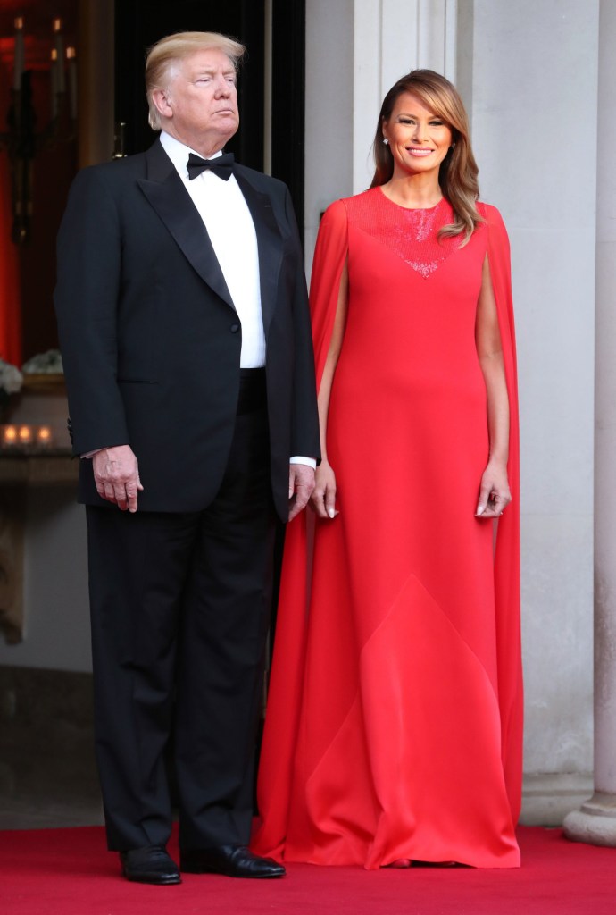 Le président américain Donald Trump et son épouse Melania attendent de saluer le prince de Galles et la duchesse de Cornouailles à l'extérieur de Winfield House,